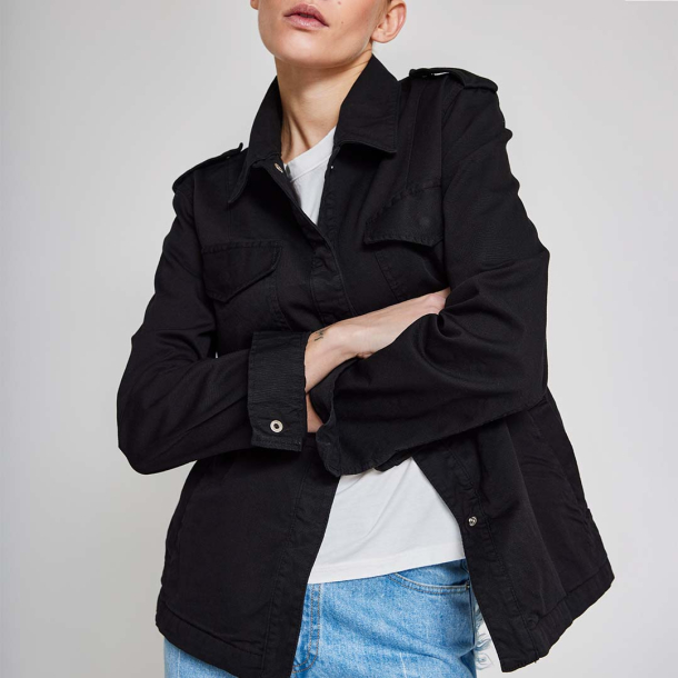 SAHRIANA black